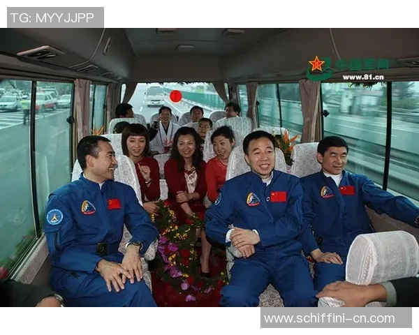 中国足球明星的精彩人生与趣事揭秘，带你走近他们的球场与生活